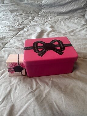 Bon Bon Viktor & Rolf Tin box with Flowerbomb